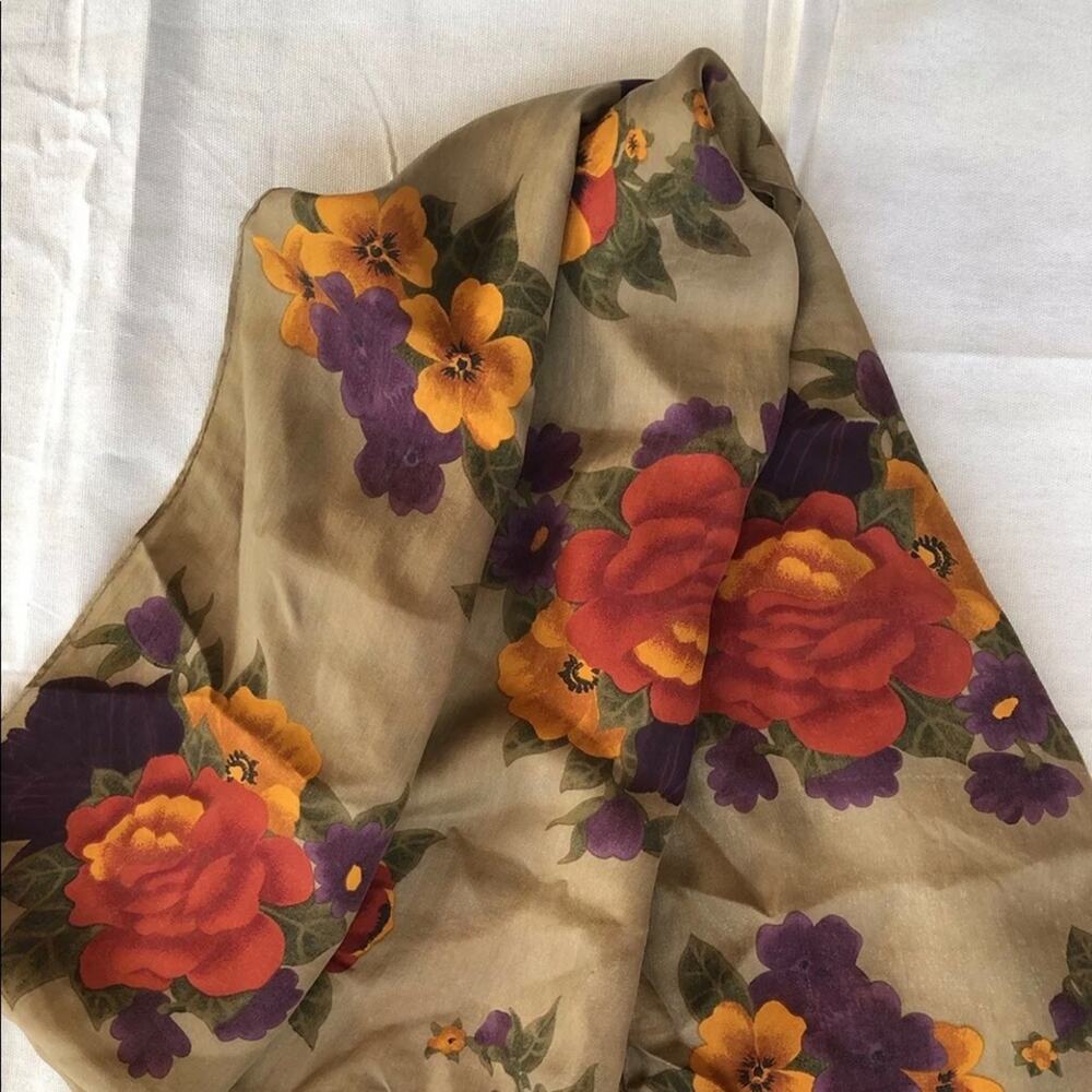 Liz Claiborne Floral 🌹 on Tan Rectangular Scarf in MINT Condition